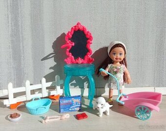 Malá bábika hnedovláska so psíkom a s doplnkami