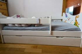 Detská postieľka so zábranou a úložným priestorom + matrac