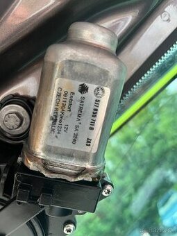 Zadný motorcek stieraca