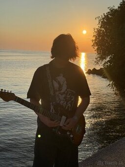 Gitarista z kosic hlada kapelu