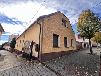 RD V RAČI - BÝVANIE, ZÁHRADA A PODNIKANIE V JEDNOM - 1