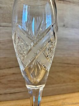 Krištáľový brúsený pohár na stopke