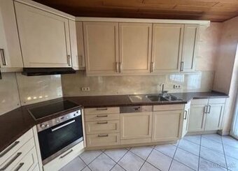 Prostorná venkovská kuchyně s vestavěnými spotřebiči,5594