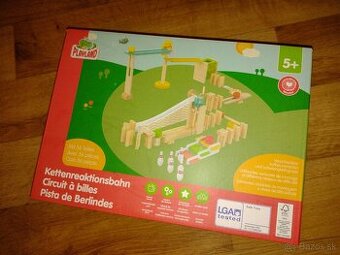 Drevená guľôčkova dráha s dominom