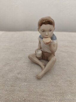 Royal dux chlapec s chlebom porcelánová soška