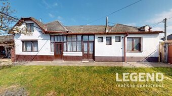 Priestranný dom vo Vlčanoch, pozemok 1428 m2, tichá ulička