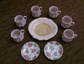Značený ružový porcelán - taniere a bucláky