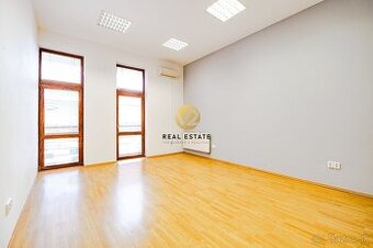 Na PRENÁJOM klimatizované kancelárie v centre Nitry s parkov