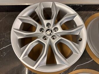 original kolesa skoda kamiq r18 658601025g 5x100