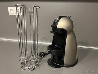 Ponúkam funkčný kávovar so stojanom na kapsule