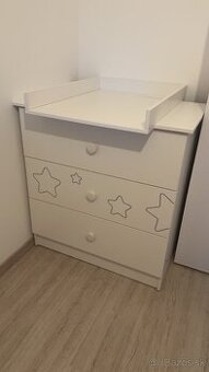 Komoda s prebalovacím pultom
