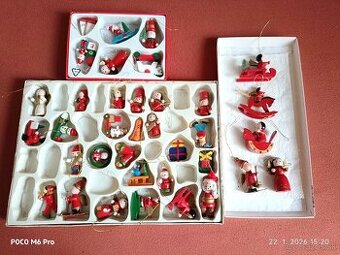 35 starých drevených figúrok