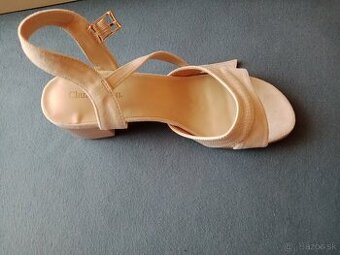 Elegantné sandále so semišovým povrchom