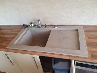 Béžový granitový drez