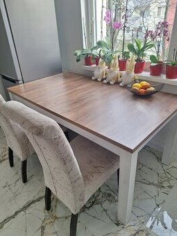 Jedálenský stôl so stoličkami