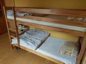 Poschodová posteľ z masívneho dreva
