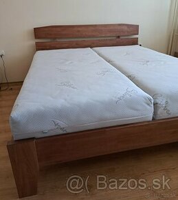 Predám manželskú posteľ z masívu- materiál  buk - 1