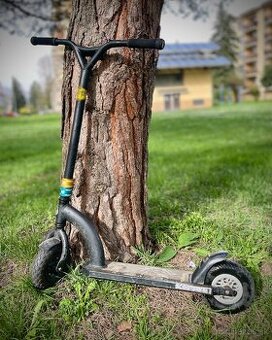 Skladaná dirt freestyle kolobežka