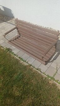 Záhradná drevená lavicka na zevesenie - 1