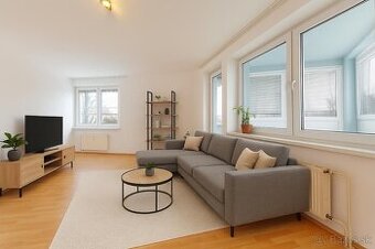 Veľký svetlý 3 izbový byt v Petržalke, Bratislava