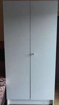 Biela skriňa zo spálňovej zostavy