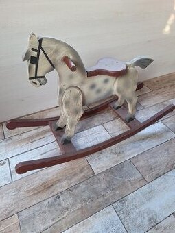 Starý hojdací drevený koník