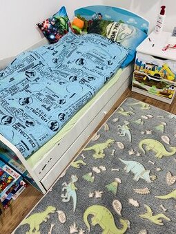 Detská posteľ a nočný stolik