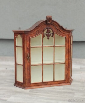 Vitrína nástenná – 72 x 69 x 20 cm .