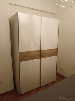 Elegantná šatníkova skriňa