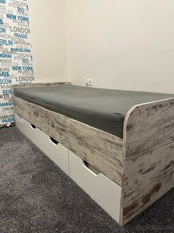 Posteľ a písací stôl