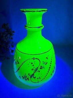 Vaza HARRACHOV (1900-20), mliečne URÁNOVÉ sklo