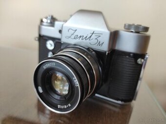 Starý fotoaparát Zenit 3M