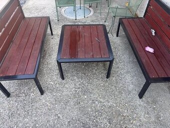 Sedenie, stôl a dve lavice