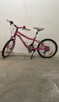 Růžový holčičí kolo značky Specialized