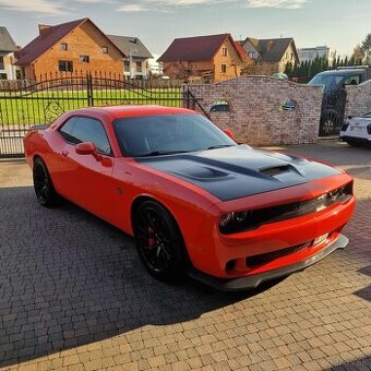 Dodge Challenger hellcat srt manuál