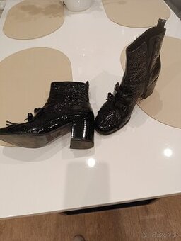 Prechodné kožené lakovkove čižmičky