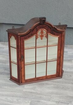 Vitrína nástenná – 73 x 69 x 20 cm.