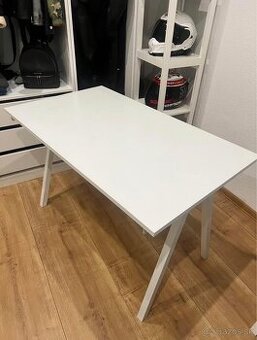 Čisto nový stôl