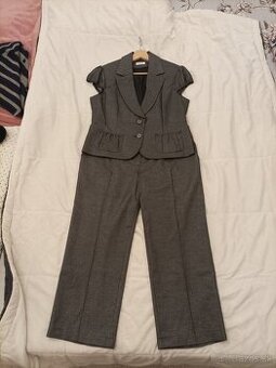 Šedí, lesklý dámsky kostým