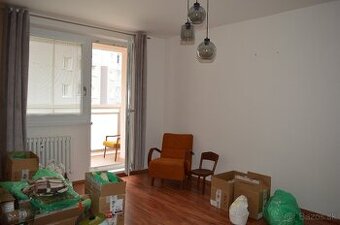 3-izbový, prerobený byt s loggiou.