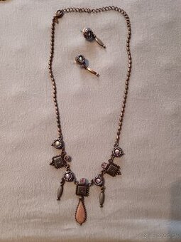 Náhrdelník a náušnice.