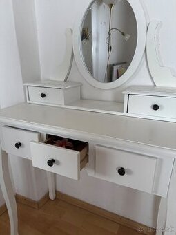 Kozmetický stolík
