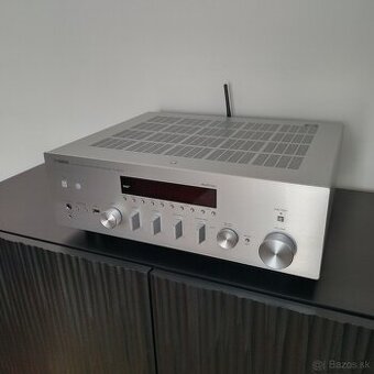 Yamaha R-N803D_ top stav