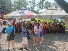 Pivné slnečníky uplne nove, zabalené so stojanom