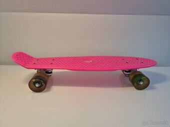 Ružový Pennyboard so svietiacimi kolesami