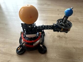 LEGO Technic Planéta Zem a Mesiac na obežnej dráhe
