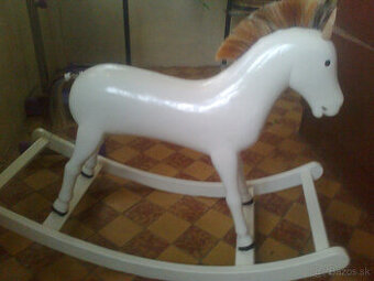 drevený hojdací koník