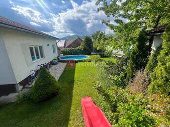 Rodinný dom s bazénom, altánkom, jazierkom, pozemok 617 m2, 