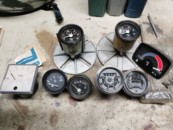 Budíky, palivomér, merač moto hodín,