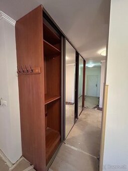 Predám skriňu s posuvnými dverami